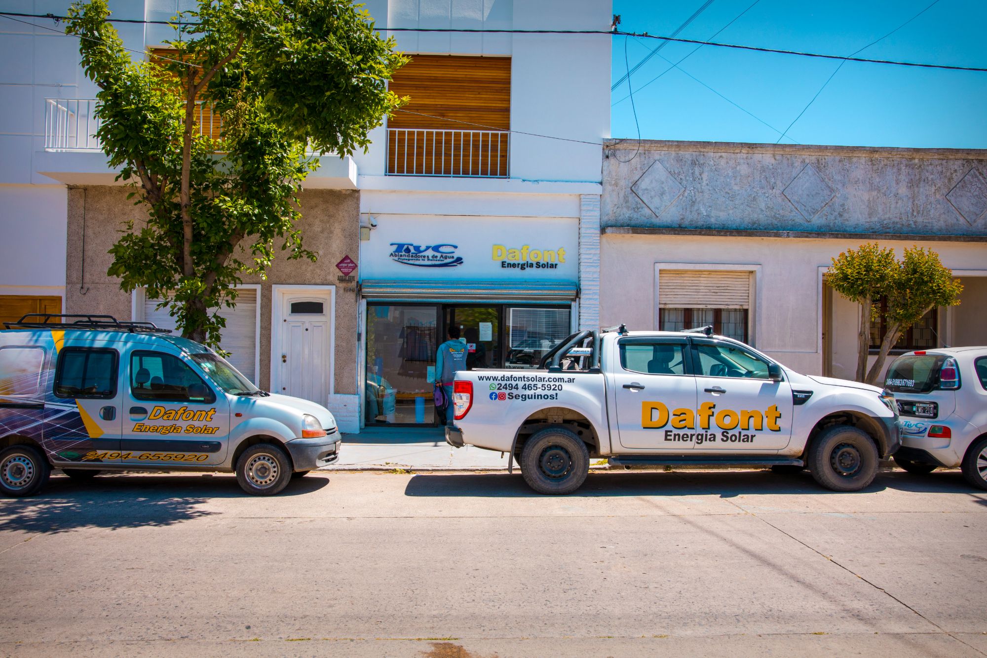 Oficina de Dafont Solar en Tandil con las camionetas de la empresa