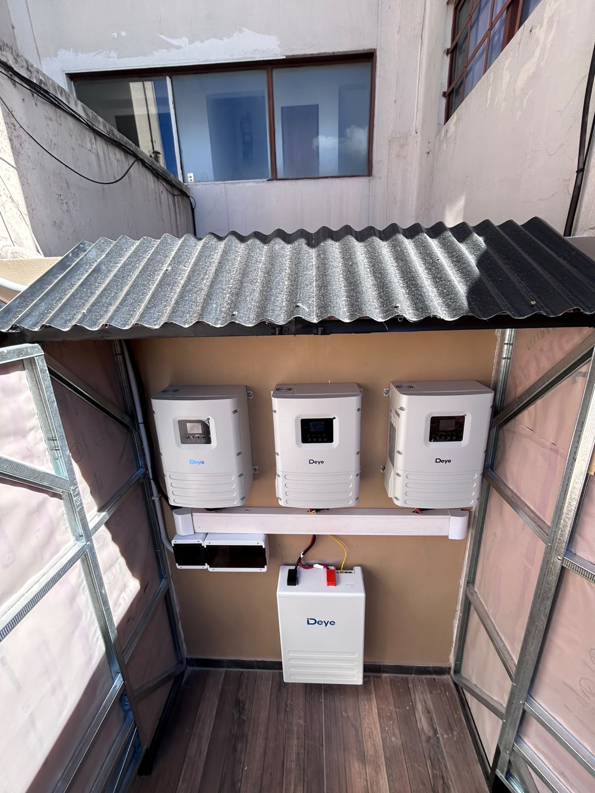 Inversores y batería del sistema off-grid instalados por Dafont Solar