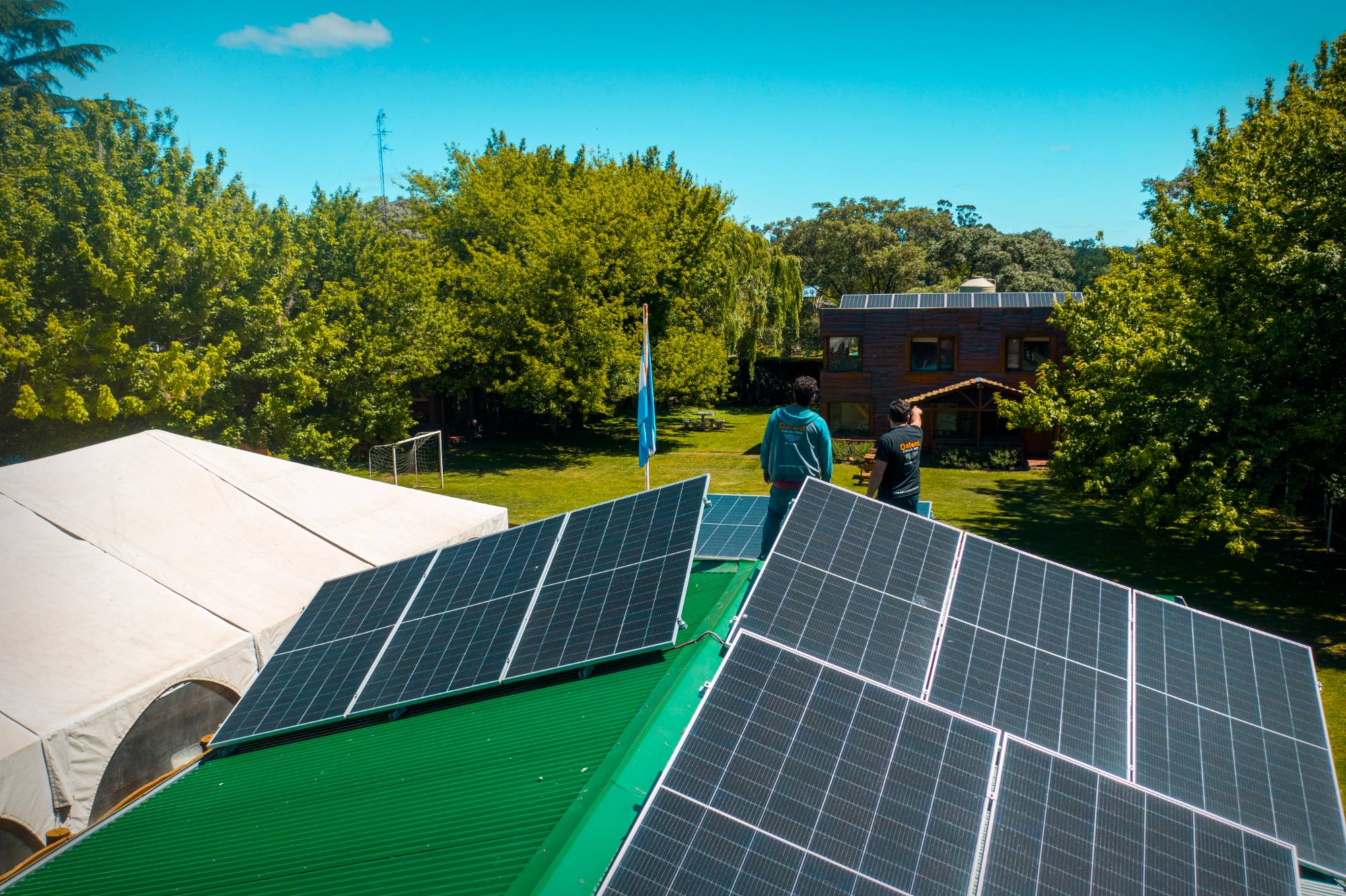 Equipo de Dafont Solar instalando paneles on-grid en un techo