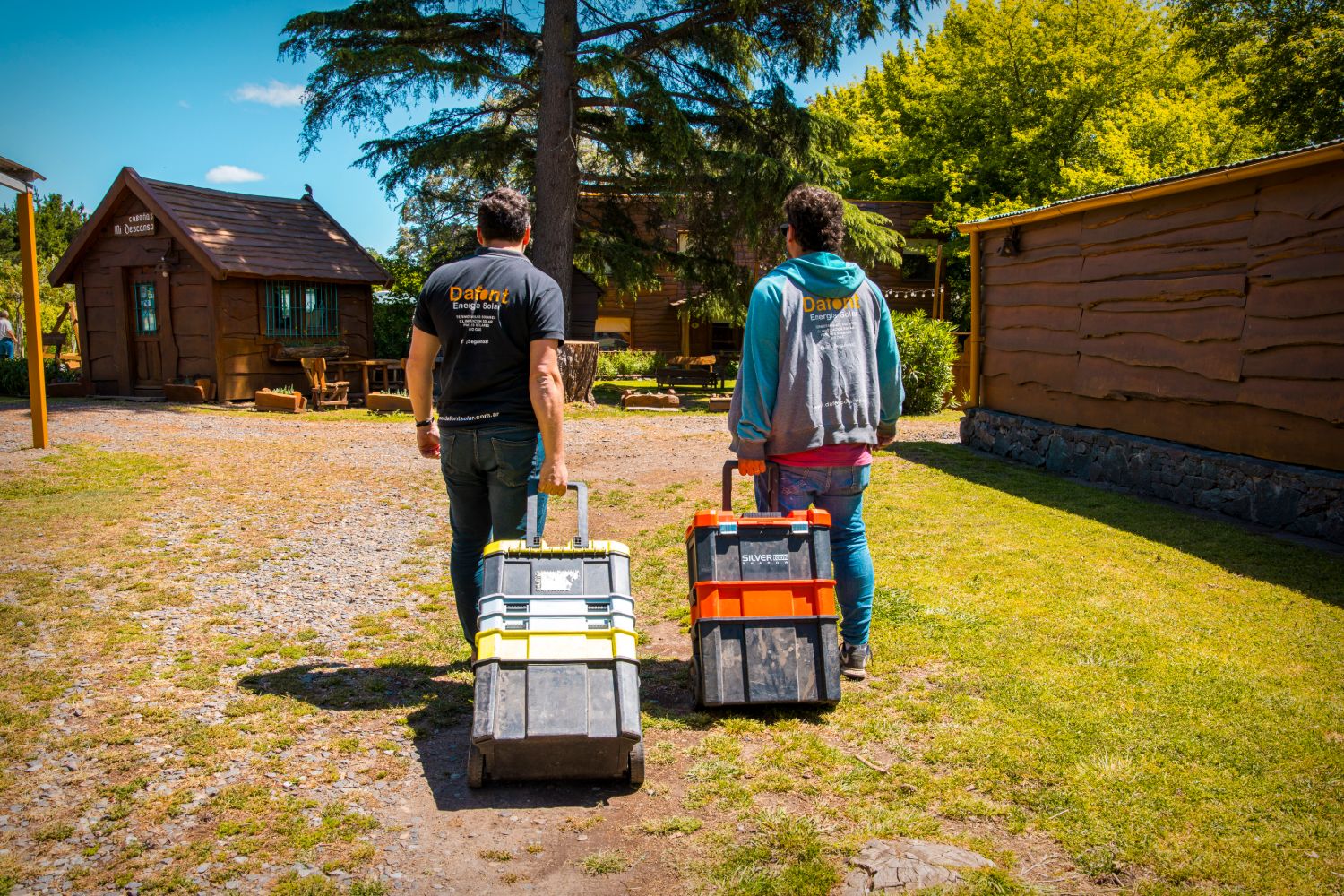 Equipo de Dafont Solar llegando a una instalación